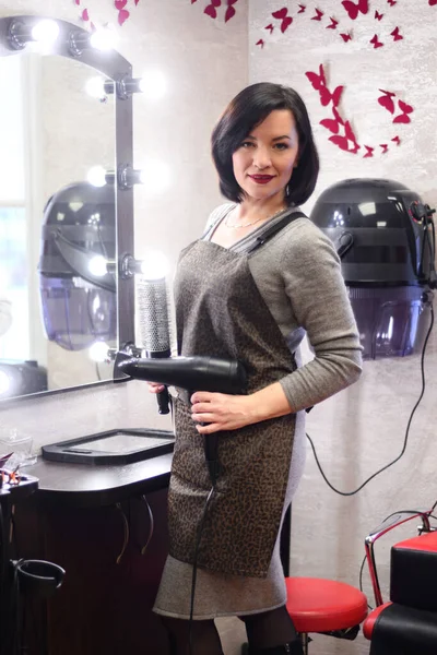 Peluquería Mujer Con Pelo Negro Con Secador Pelo Cepillado Salón — Foto de Stock