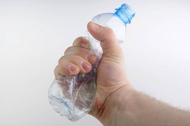 Beyaz arka planda buruşmuş plastik şişe.