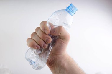 Beyaz arka planda buruşmuş plastik şişe.