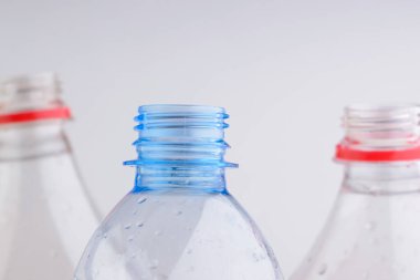 Beyaz arka planda plastik şişe boyunları