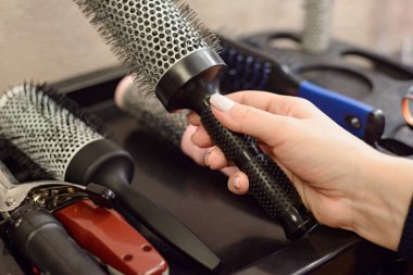 berber aletleri: saç fırçası, tıraş makinesi, tarak, saç maşası