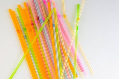 Beyaz arkaplanda çok renkli plastik borular