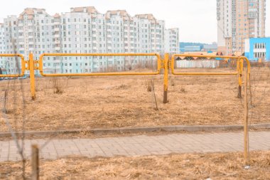 Kuraklık, şehirde yanmış sarı çimenler.