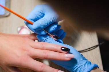 Manikür, tırnak uzatma, jel kaplama.