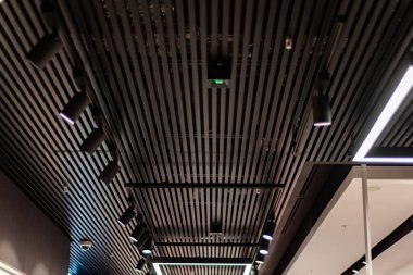 kahverengi tonlarında iç tasarım: paralel raylar tavan