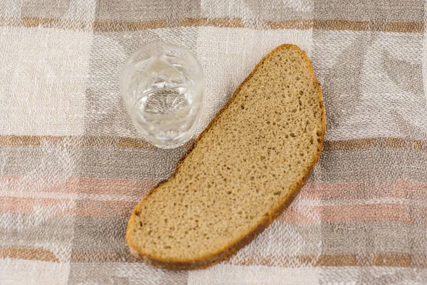Szkodliwe Uzależnienie Alkoholu Alkoholizm Plasterek Czarnego Chleba Żytniego Leżącego Obok — Zdjęcie stockowe