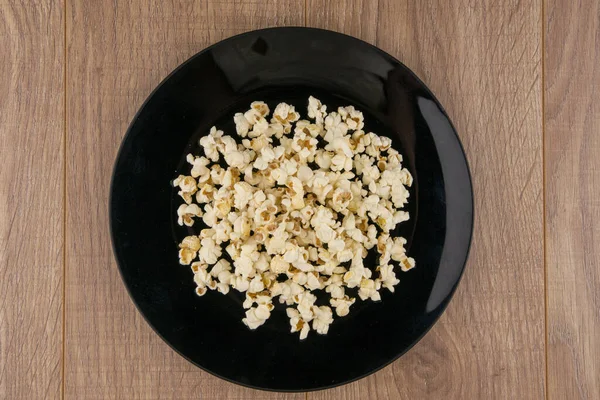 Der Mikrowelle Das Popcorn Einer Schwarzen Schüssel Auf Einem Holztisch — Stockfoto