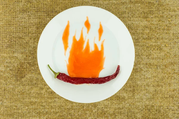 Superscharfe Getrocknete Chilischote Flammen Gehüllt Mit Scharfer Chilisoße Auf Weißem — Stockfoto
