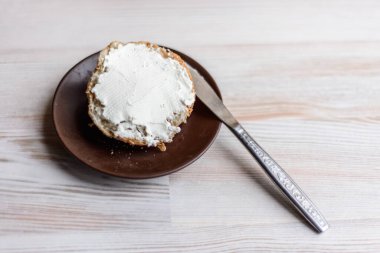 Diyet kahvaltı: beyaz ahşap masada taze pişmiş krem peynirli kek.