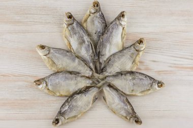 bira aperatifi: 9 güneşte kurutulmuş tatlı su balığı - bir vitamin ve protein kaynağı, bir sarmaşık yaprağı şeklinde hafif masa