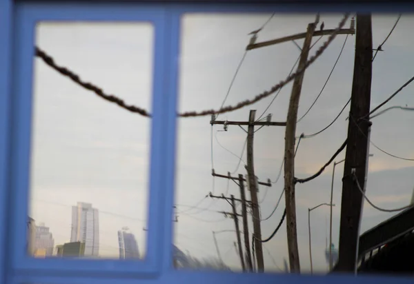 Líneas Eléctricas Reflejadas Ventana Negocio Seattle Imágenes De Stock Sin Royalties Gratis