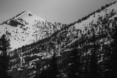 Cascade Dağları 'nda net bir sonbahar öğleden sonra dağ doruklarında