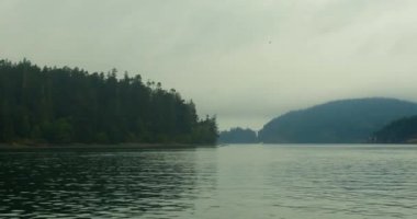 Puget Sound tempolu yolculuğuna bir bulutlu sonbahar sabahı