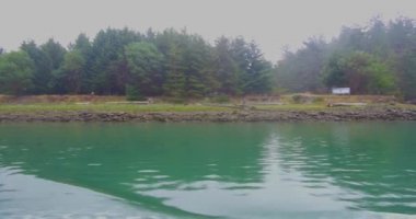 Puget Sound tempolu yolculuğuna bir bulutlu sonbahar sabahı