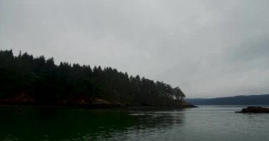 Puget Sound tempolu yolculuğuna bir bulutlu sonbahar sabahı