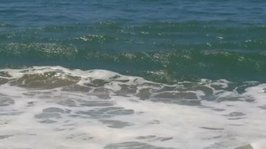 Ağır çekimde bir güneşli yaz günü Santa Monica'da çökmesini dalgalar