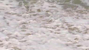 Ağır çekimde bir güneşli yaz günü Santa Monica'da çökmesini dalgalar