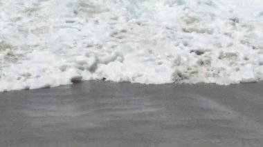 Ağır çekimde bir güneşli yaz günü Santa Monica'da çökmesini dalgalar