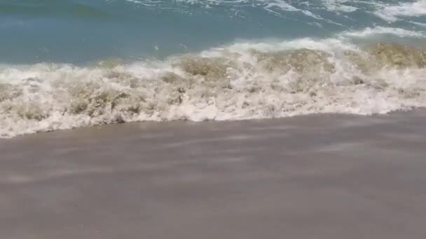 Κύματα Που Σκάνε Αργή Κίνηση Μια Ηλιόλουστη Καλοκαιρινή Μέρα Στη — Αρχείο Βίντεο