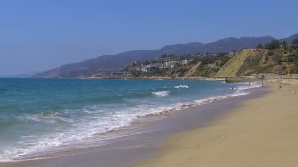 Vagues Écrasant Ralenti Par Une Journée Été Ensoleillée Santa Monica — Video