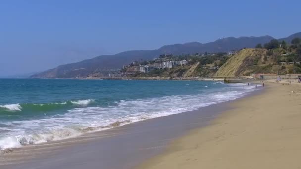 Vagues Écrasant Ralenti Par Une Journée Été Ensoleillée Santa Monica — Video