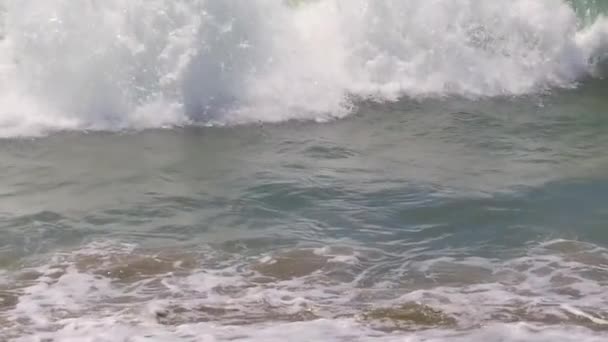 Vagues s'écrasant au ralenti par une journée d'été ensoleillée à Santa Monica 