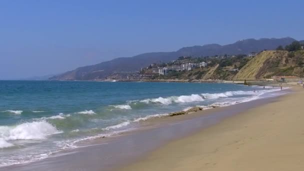 Fale Rozbijające Się Zwolnionym Tempie Słoneczny Letni Dzień Santa Monica — Wideo stockowe