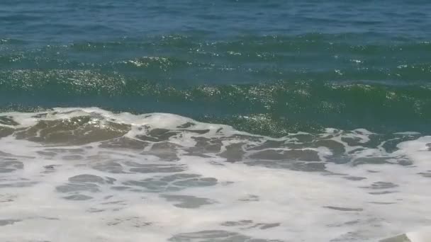 Olas Rompiendo Cámara Lenta Soleado Día Verano Santa Mónica — Vídeo de stock