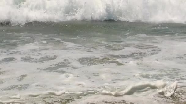 在圣莫尼卡阳光明媚的夏日 海浪在缓慢的运动中坠落 — 图库视频影像