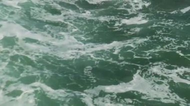 Santa Monica'da bir güneşli yaz gününde çökmesini dalgalar