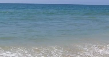 Ağır çekimde bir güneşli yaz günü Santa Monica'da çökmesini dalgalar