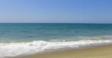 Ağır çekimde bir güneşli yaz günü Santa Monica'da çökmesini dalgalar