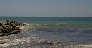 Bir iskelede bir güneşli yaz günü Santa Monica'da çökmesini dalgalar