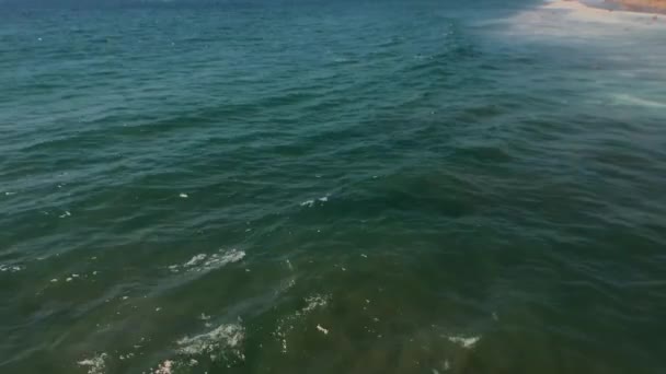 Vagues s'écrasant sur une journée d'été ensoleillée à Santa Monica 