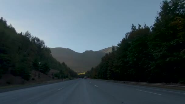 一个秋天的冬天早晨驾车穿过梯级山脉向东走向华盛顿中部 — 图库视频影像