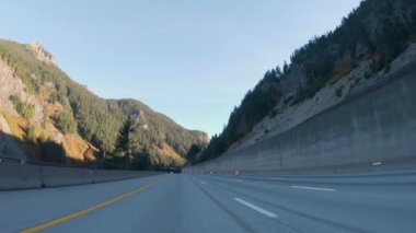 A sonbahar kış sabahı Cascade Dağları sürüş başlığı doğru merkezi Washington Doğu