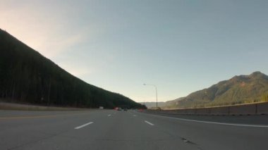 A sonbahar kış sabahı Cascade Dağları sürüş başlığı doğru merkezi Washington Doğu