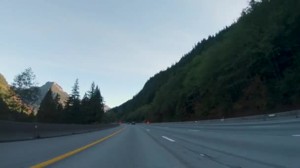 秋冬の朝はカスケード山脈を通る運転見出し中央ワシントン州に向かって東 — ストック動画