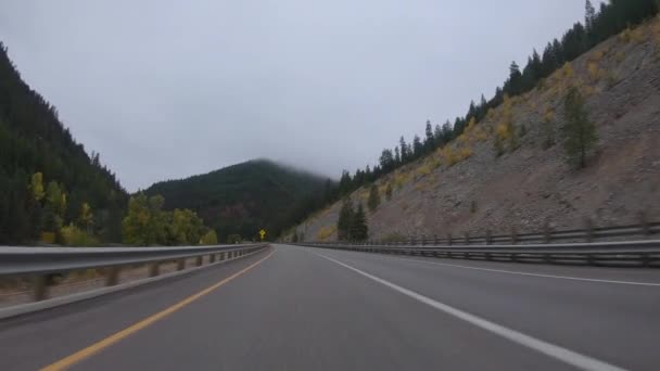 Frühmorgendliche Herbstfahrt Durch Die Berge Westlichen Montana — Stockvideo