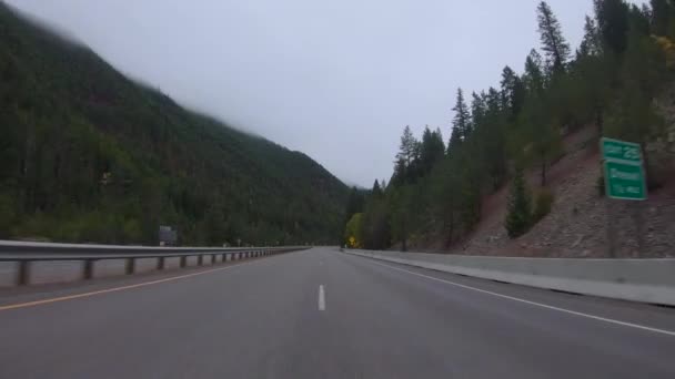 清晨秋天驱车穿过蒙大拿州西部的山脉 — 图库视频影像