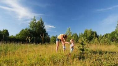 Anne ve oğlu bir yıl yaşta yavaş ateş toplamak ve ormandaki yabani çilek yemek
