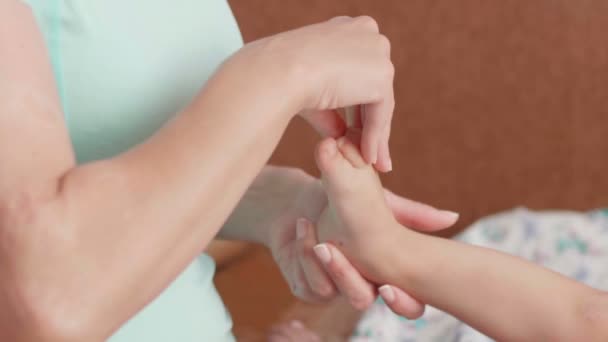 Σφηνάκι Μασάζ Επαγγελματίας Θεραπευτής Κάνει Για Δύο Χρόνια Παλιό Μωρό — Αρχείο Βίντεο