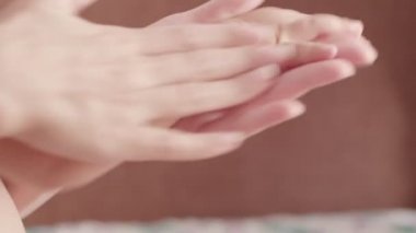 Masaj profesyonel terapist Shot iki yaşında erkek çocuk rehabilitasyon masajı için yapar