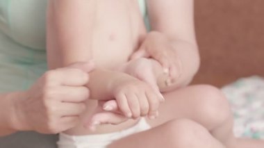 Masaj profesyonel terapist Shot iki yaşında erkek çocuk rehabilitasyon masajı için yapar