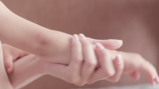 Shot Van Massage Professionele Therapeut Doet Voor Twee Jaar Oude — Stockvideo