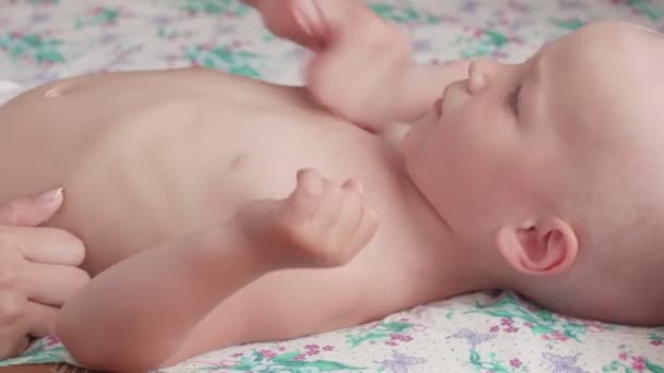拍摄按摩专业治疗师做两岁男婴儿童康复按摩 — 图库视频影像