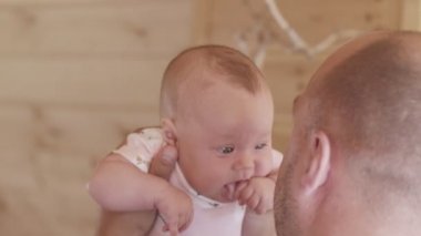 Baba iki aylıkken yeni doğmuş kızıyla oynuyor. Bebek, aile, aşk, ilişki, ebeveynlik kavramı 
