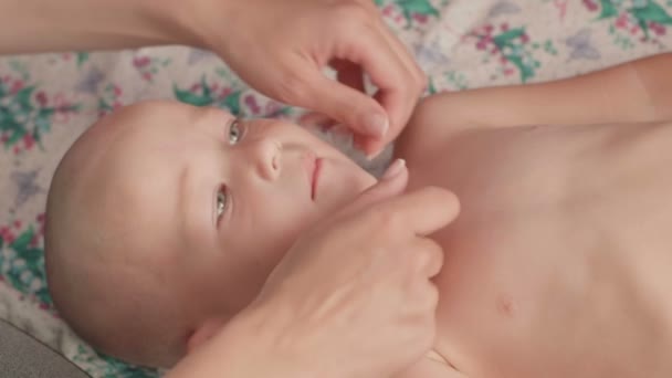Prise Vue Massage Professionnel Thérapeute Fait Pour Bébé Garçon Deux — Video
