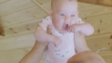 Baba iki aylıkken yeni doğmuş kızıyla oynuyor. Bebek, aile, aşk, ilişki, ebeveynlik kavramı 