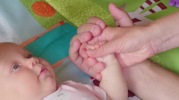 Genitori Felici Giocano Con Loro Figlia Neonata All Età Due — Video Stock